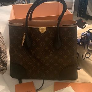 Good Condtion no scratches has normal wear! Black trimming shoulder bag!